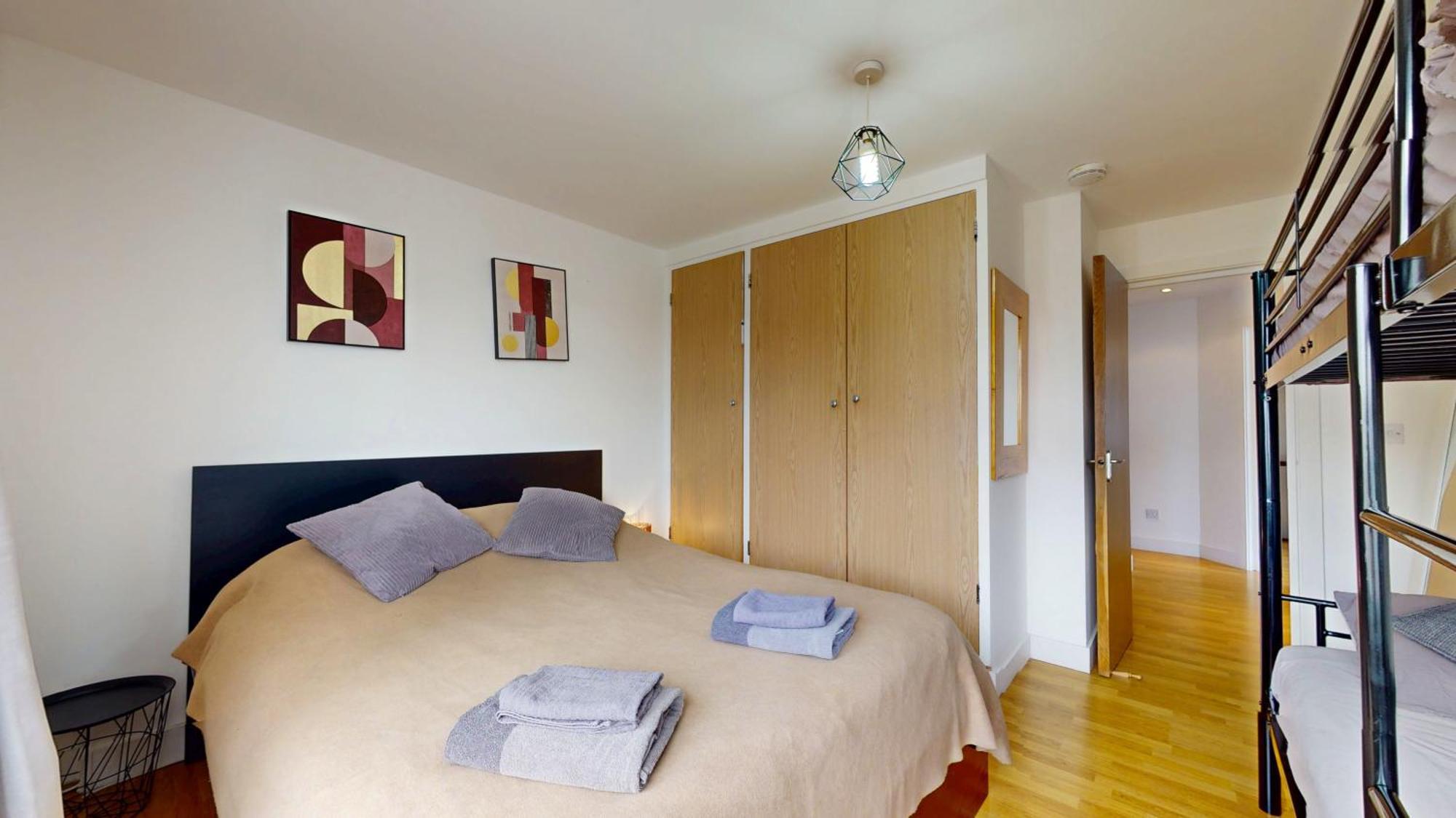2 Bedroom Flat 1 Stop From Bridge *