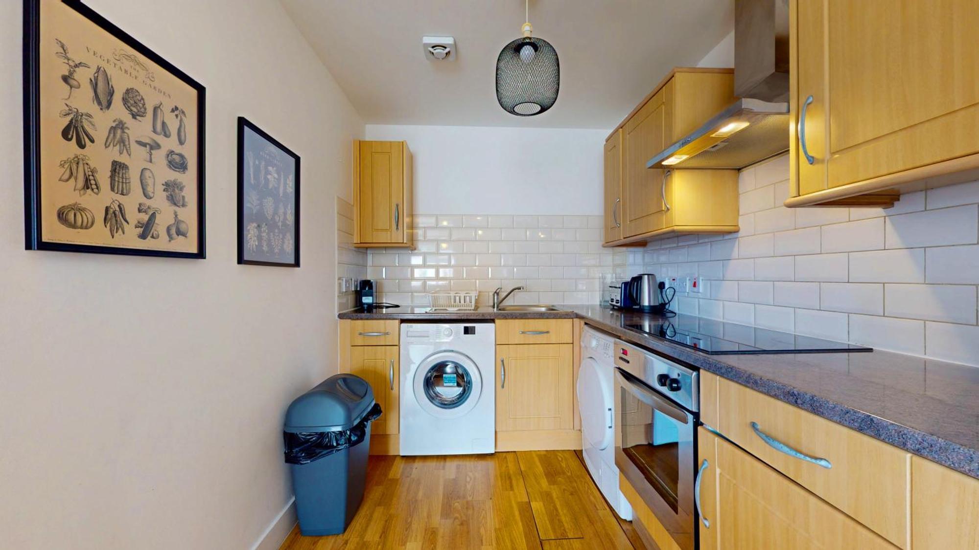 2 Bedroom Flat 1 Stop From Bridge *
