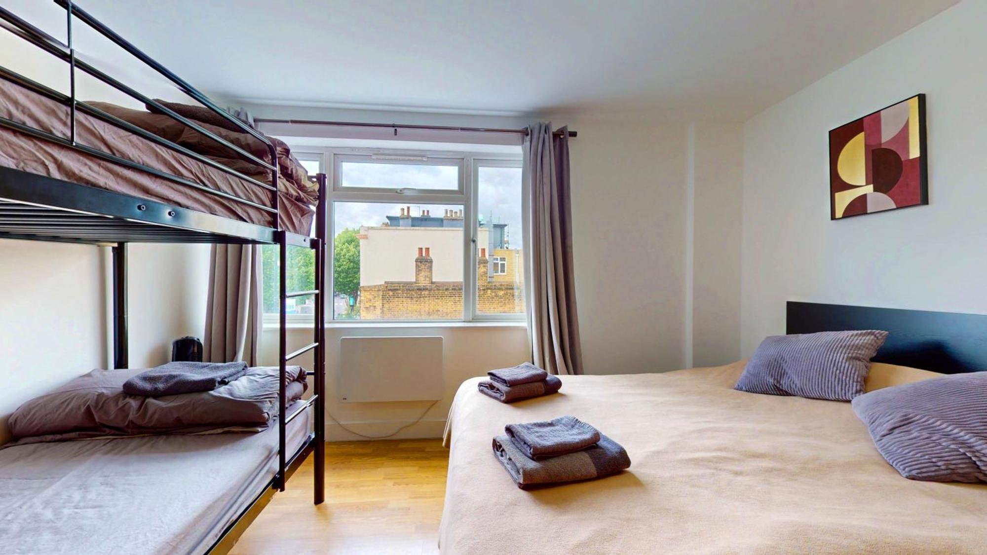 2 Bedroom Flat 1 Stop From Bridge *