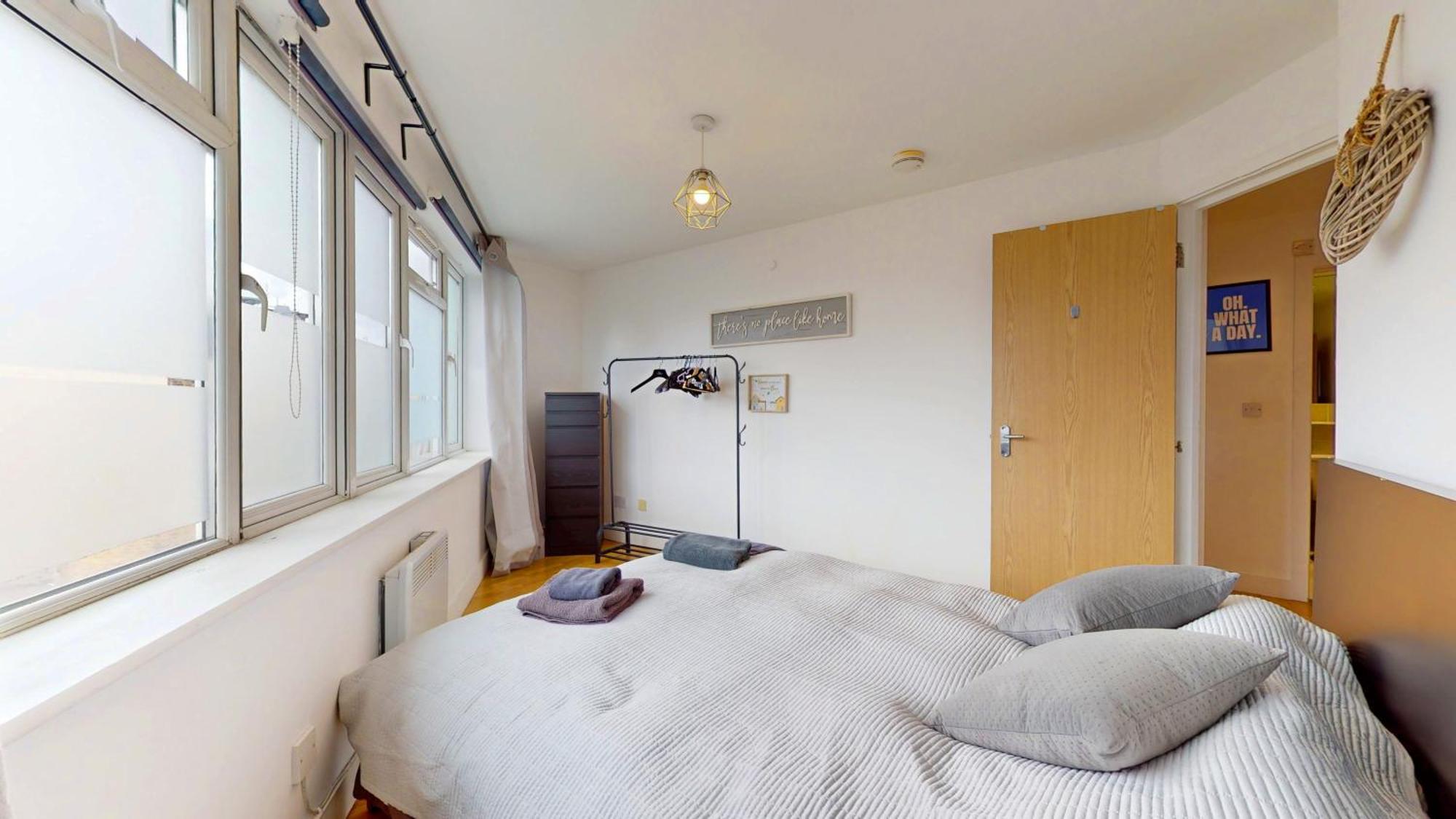 2 Bedroom Flat 1 Stop From Bridge