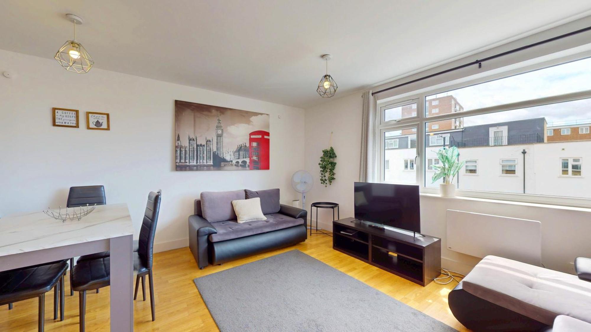 2 Bedroom Flat 1 Stop From Bridge